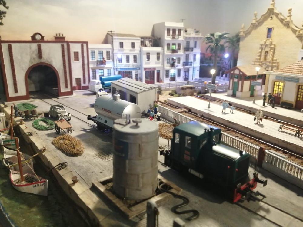 Le 10300 d'Ibertren vient de livrer un wagon citerne de la même marque..jpg