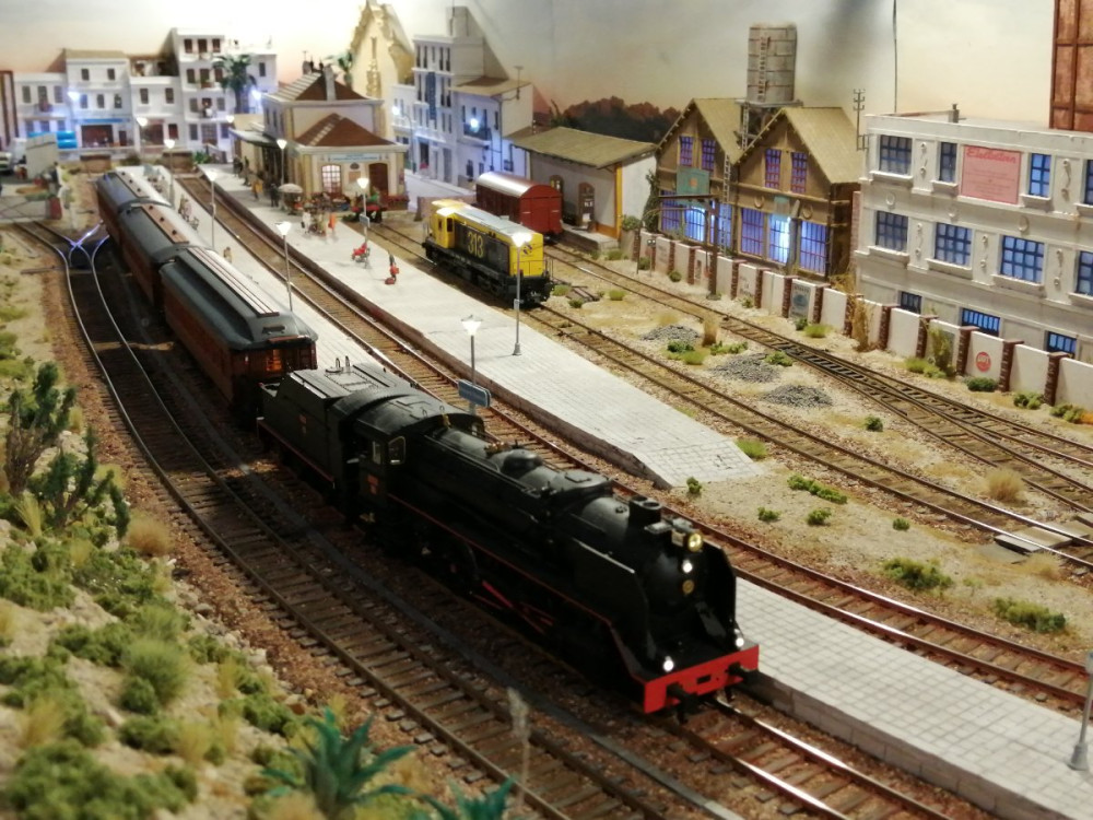 C'est dimanche et l'association locale de préservation ferroviaire fait circuler sa Mikado  avec sa rame de voitures costa..jpg