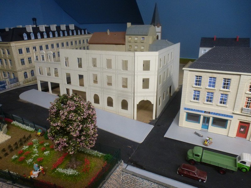 Bâtiment de la poste + magasins divers 010.JPG